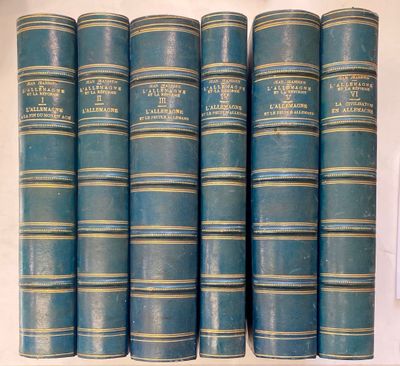 six livres bleus sont alignés sur une étagère dans une pièce