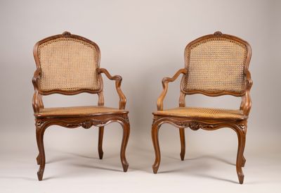 paire de fauteuils à dossier canné de style louis xvi