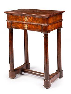 une vieille table en bois surmontée d'un tiroir