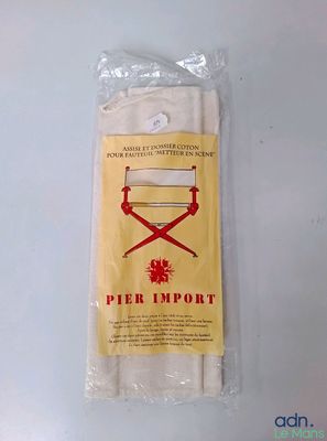 Les chaussettes blanches sont emballées et prêtes à être portées.