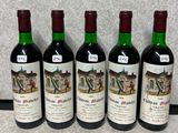quatre bouteilles de vin sont alignées sur un comptoir