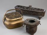 Plusieurs types d'objets en bronze sont exposés sur un fond blanc