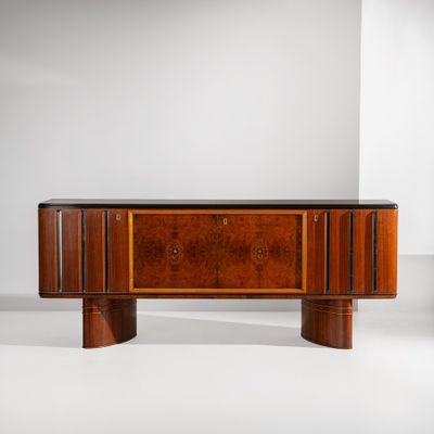 Le buffet est en bois et possède un plateau en marbre noir.