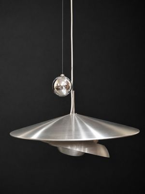 un gros plan d'un objet métallique suspendu au plafond