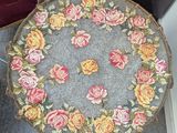 une petite table ornée d'un motif floral