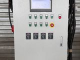 un gros plan d'une machine posée sur une palette devant un bâtiment