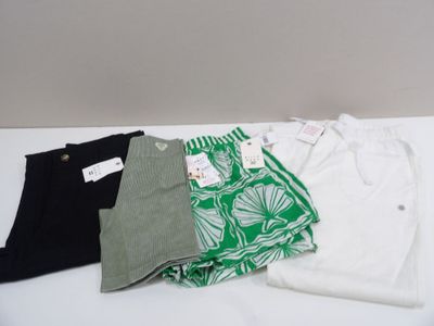 trois paires de shorts pour homme posées sur une table blanche