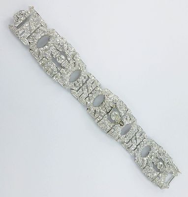 gros plan d'un bracelet en diamant sur une surface blanche