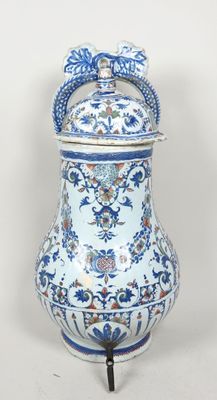 un vieux vase bleu et blanc orné d'un nœud sur le dessus