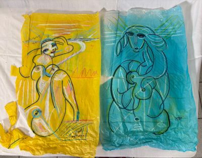 deux sacs en plastique décorés de dessins, posés sur une table