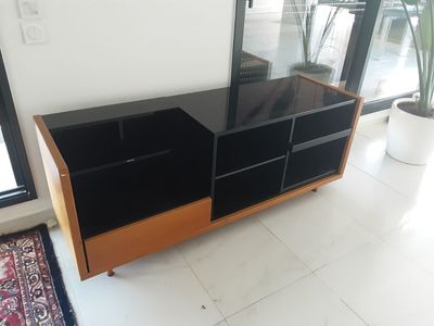 Vendu su désignation : David LANGE : meuble bas en bois clai…