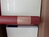 un livre posé sur une boîte