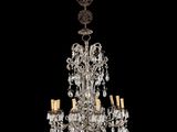 un grand lustre en cristal à cinq branches et cinq lumières