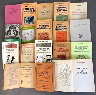 plusieurs livres sont empilés sur une table
