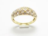 une bague en or jaune avec des diamants sur fond blanc