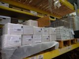 une grande quantité de cartons sur une étagère dans un entrepôt