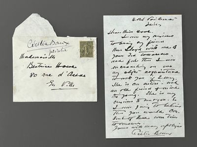 une vieille lettre et un bout de papier sur lequel il y a quelque chose d'écrit
