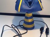 une lampe avec un abat-jour bleu et jaune