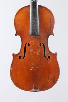 un vieux violon avec un archet accroché à son dos