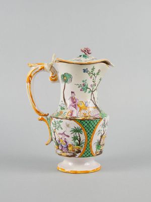 un vase blanc et vert orné d'un oiseau et de fleurs