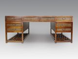 un bureau en bois avec deux tiroirs et un tiroir en dessous