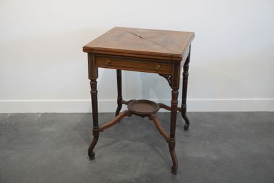 une petite table en bois sur laquelle est posée une horloge