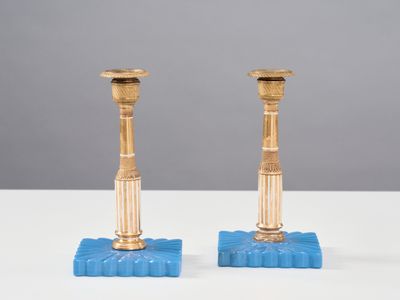 Paire de bougeoirs en bronze ciselé et doré et porcelaine, l…