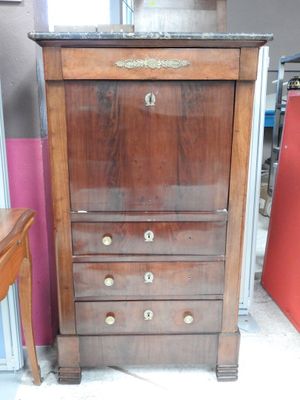 une grande armoire en bois à tiroirs dans une pièce