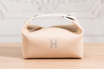 un petit sac muni d'une anse posé sur une table