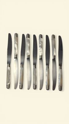 Suite de 10 grands couteaux de table avec lames en inox et m…