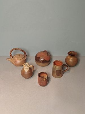 plusieurs types de poteries différentes sur une table