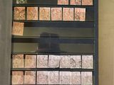 une vitrine sur laquelle sont exposés de nombreux timbres