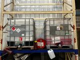 deux fûts d'eau posés sur une étagère dans un entrepôt