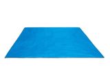 une serviette bleue sur fond blanc