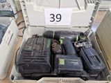 de nombreux outils dans une boîte sur laquelle est apposée une étiquette de prix