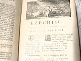 un livre ouvert posé sur une table