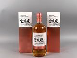 deux bouteilles de whisky posées l'une à côté de l'autre sur une table