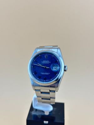 gros plan d'une montre sur un support posé sur une table