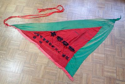 CHINE, XXe siècle Grande bannière triangulaire en soie rouge…