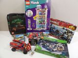 un tas de legos posés sur une table