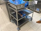 un chariot en métal sur lequel se trouvent deux plateaux de nourriture