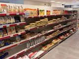 de nombreuses étagères dans le magasin, sur lesquelles sont disposés des produits alimentaires