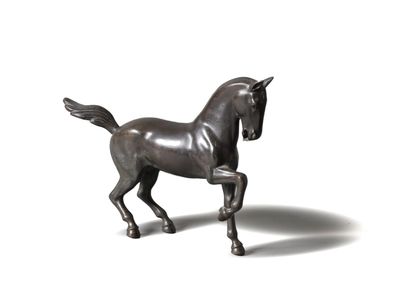 une statue représentant un cheval debout sur une surface blanche