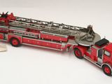 un camion de pompiers rouge équipé d'une échelle