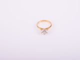 une bague en or surmontée d'un seul diamant