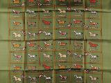 foulard en soie vert orné de chevaux et de calèches