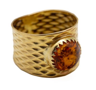 une image montrant un gros plan d'une bague sertie d'une pierre