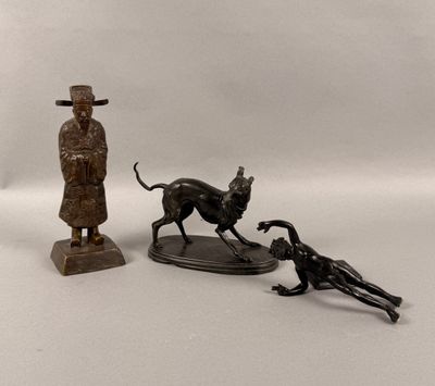 une statue représentant un chien et une statue représentant un homme avec un chien