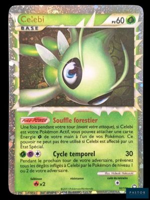 La carte Pokémon comporte l'image d'un personnage Pokémon vert.