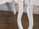 two chairs that are sitting next to each other on the floor